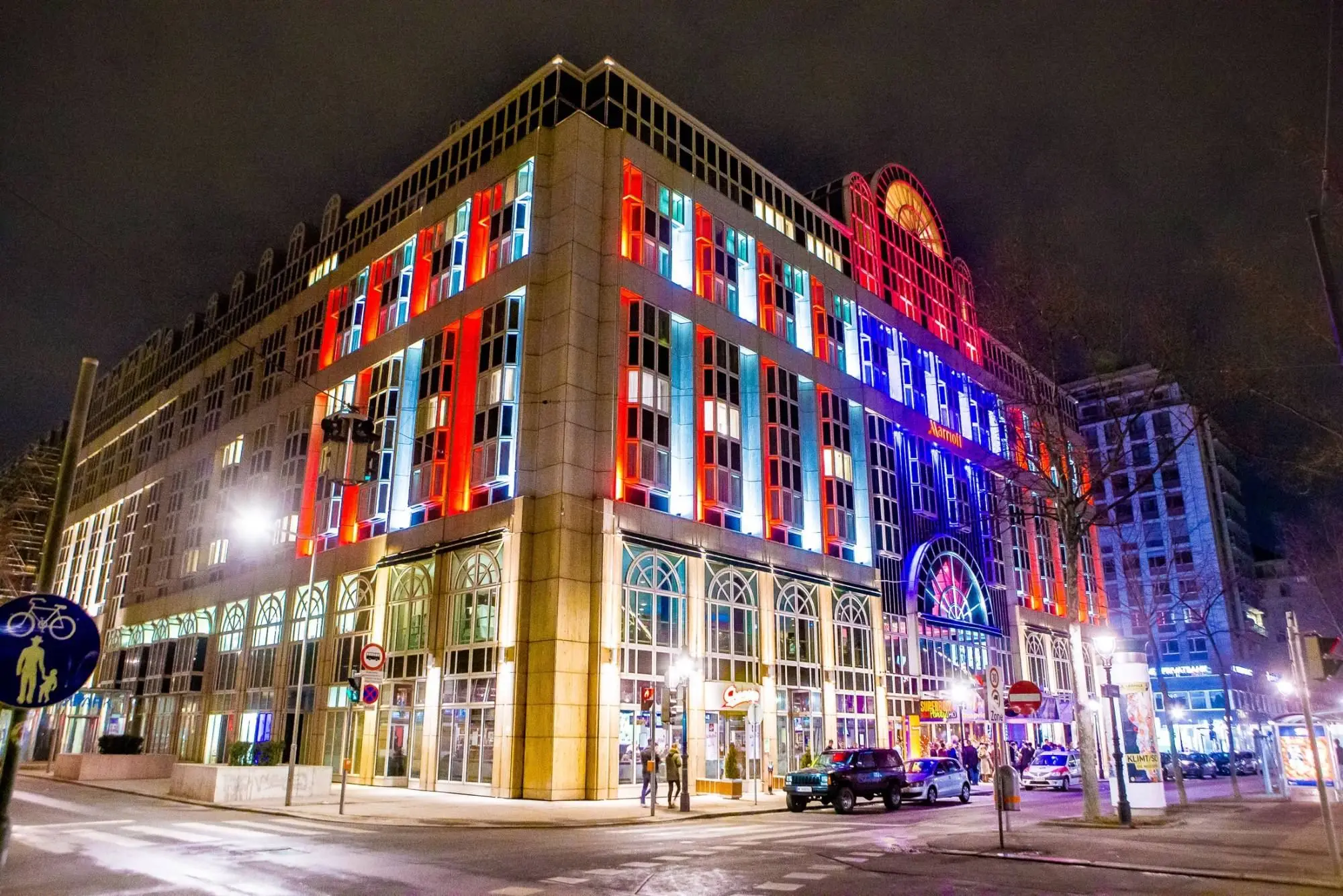 Vienna Marriott Hotel in der Super-Bowl-Nacht, Fassade rot, weiß und blau beleuchtet
